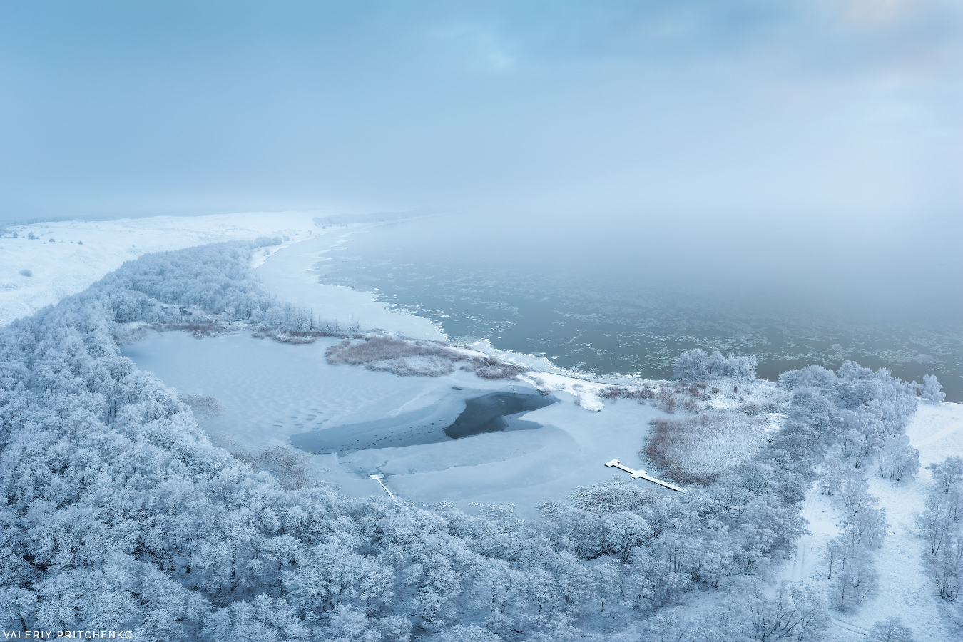 Озеро Лебедь морозным утром. Куршская коса, Калининградская область. Декабрь 2022.